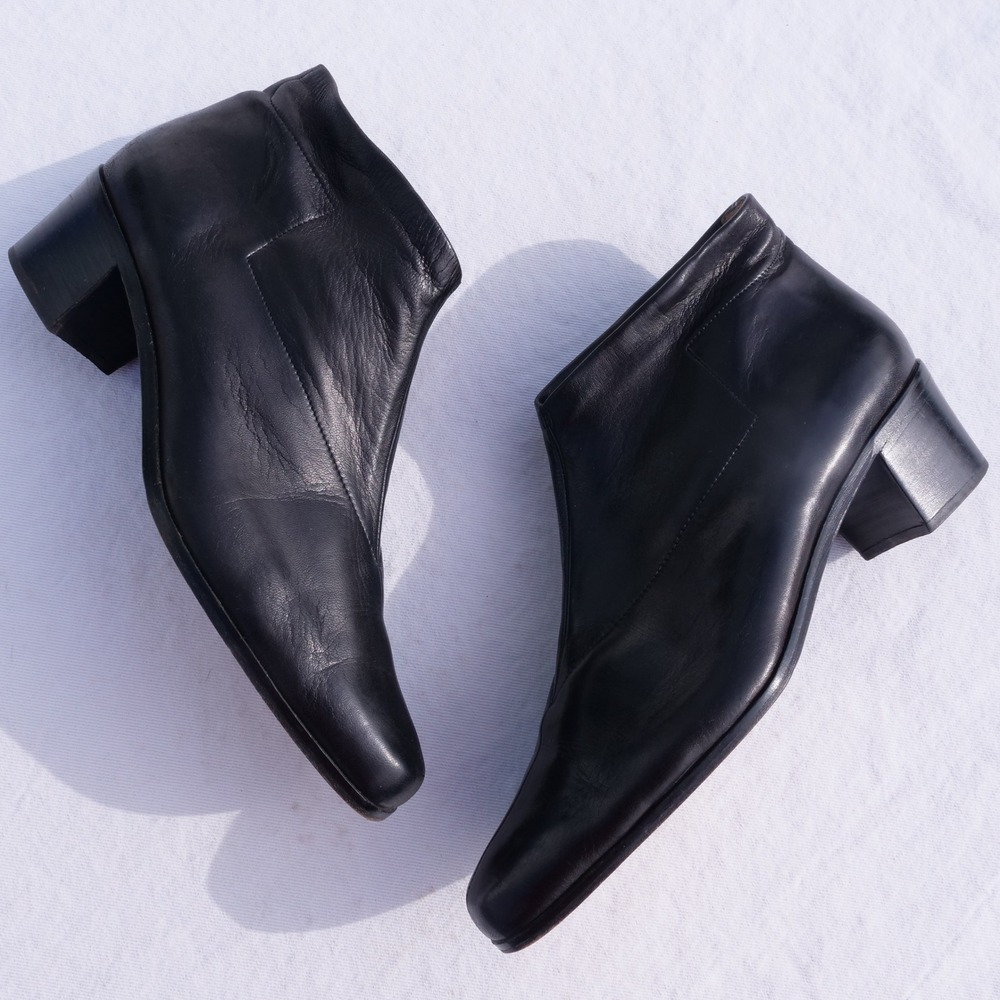 Chic vintage 90s Prevata sleek black leather ankle boots